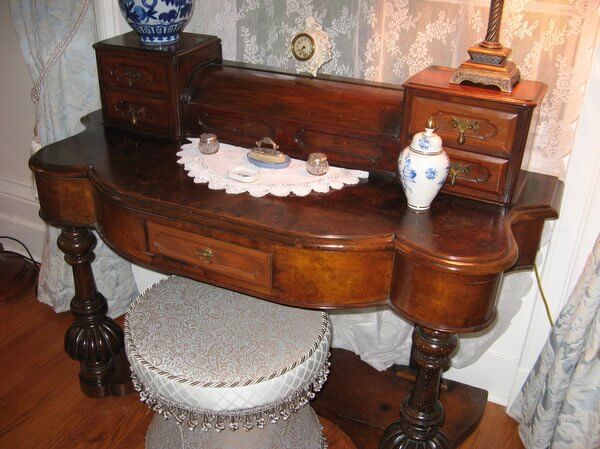 Antique vanity, Osler House, Hamilton, Ontario, Canada IMG_0875