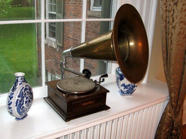 Gramaphone, Osler House, Hamilton, Ontario, Canada IMG_0876