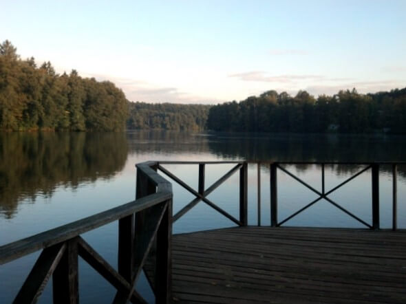 Thew view of the lake in front of the hotel 