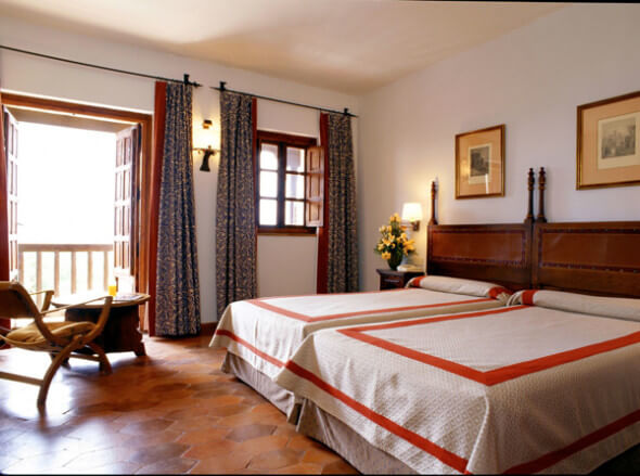 Parador de Tortosa guestroom (photo courtesy www.parador.es)