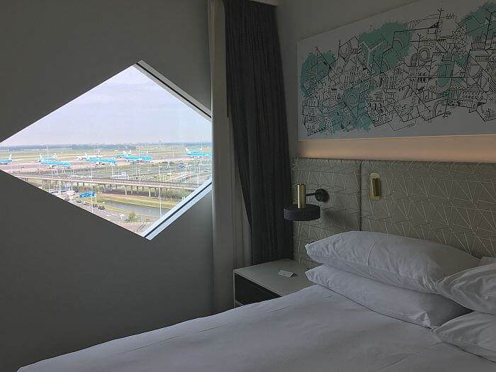 Hilton Amsterdam Airport Schiphol bed in Executive room with airport view