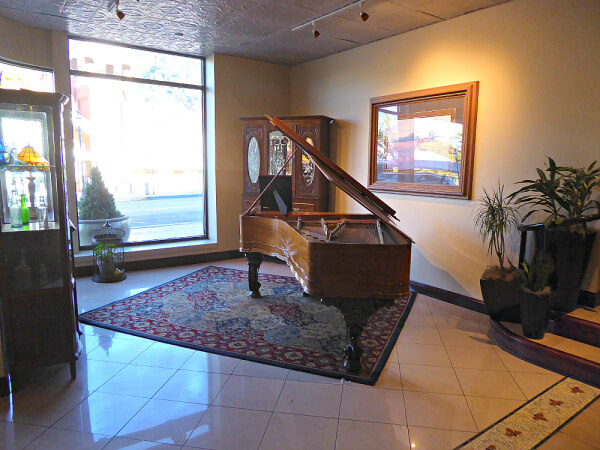 GlenwoodHotelDenverLobbyPiano