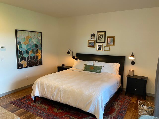 King bedroom with artwork at Setting Inn Willamette Valley. 