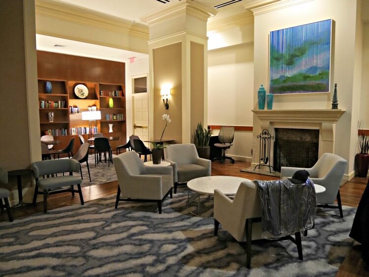 Lobby Living room at Club Quarters Philadelphia