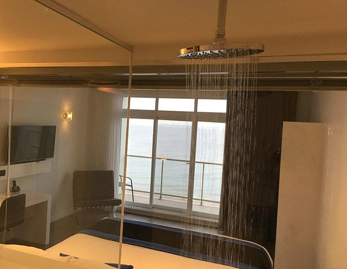 Shower with a view, Riôtel Matane