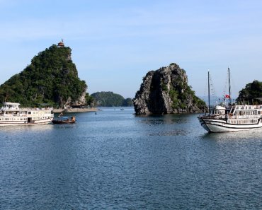 A Boat Cruise of Halong Bay Pairs Sightseeing with Lodging