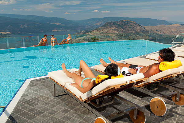 sparkling-hill-kurspa-infinity-pool