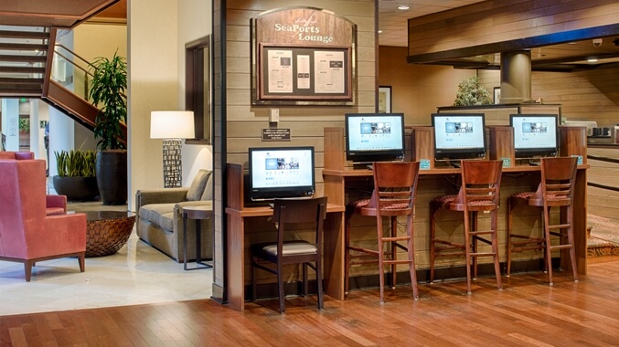 DoubleTree by Hilton Seattle Airport SeaPorts Lounge