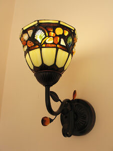 Stained glass wall sconce at the Tattingstone Inn. (Photo by Susan McKee)