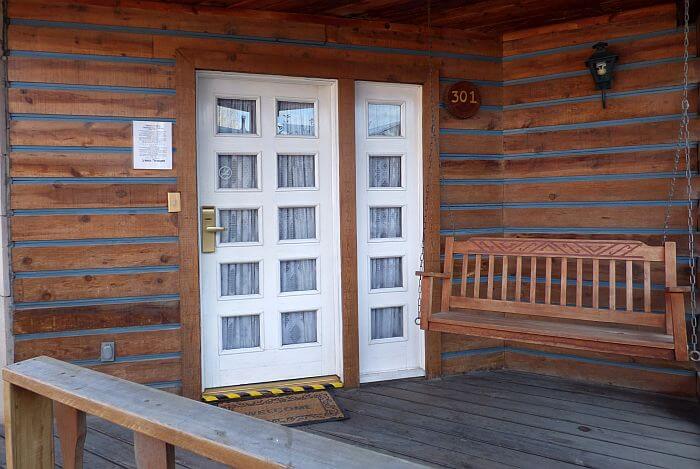 porch with swing at Creel Best Western