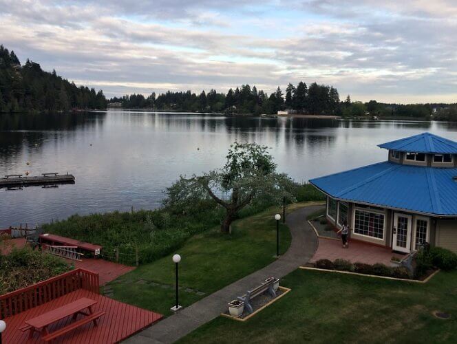 Inn on Long Lake: Lakeside Lodgings in Nanaimo, BC, Canada