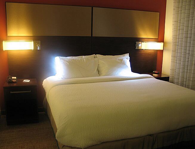 Kingsize bed, Residence Inn by Marriott, Decatur/Forsyth, Illinois (Photo by Susan McKee)