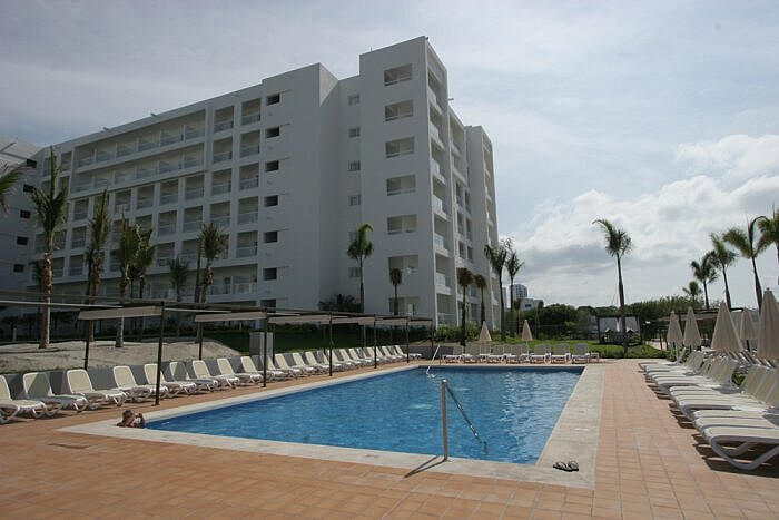 Hotel Riu Playa Blanca pool