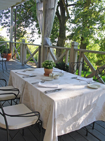 Terrace dining, Chateau Mcely (Photo courtesy of Chateau Mcely)