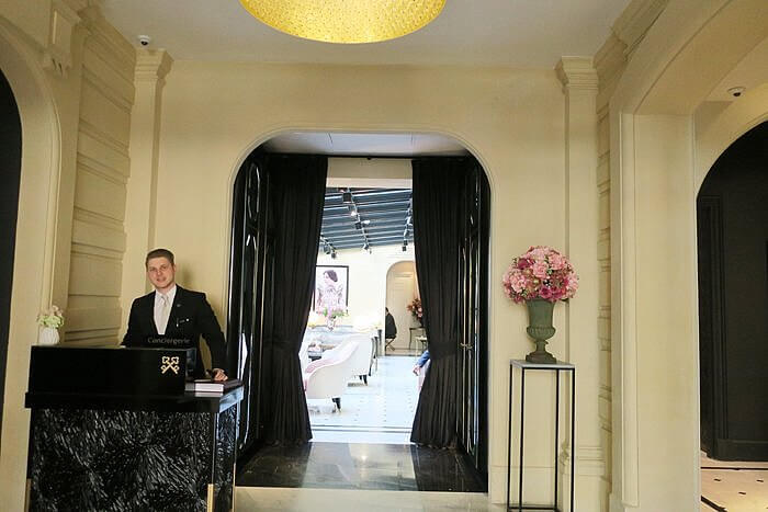 Le Narcisse Blanc Concierge Lobby