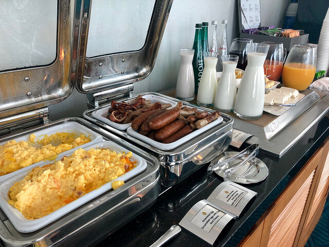 intercontinental san francisco club lounge breakfast, scrambled eggs, bacon and milk, breakfast buffet