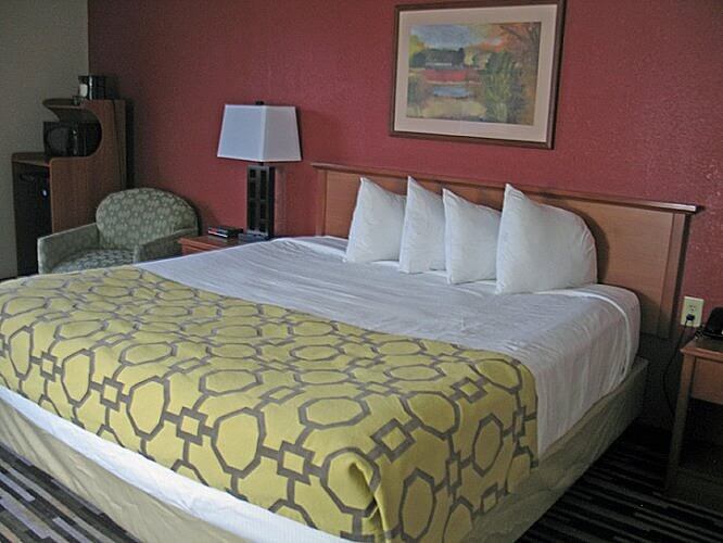 Guest room, Baymont Inn and Suites, Springfield, Missouri (Photo by Susan McKee)