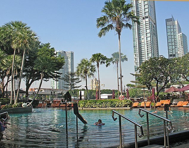 Riverside pool at Shangri-La Bangkok (Photo by Susan McKee)