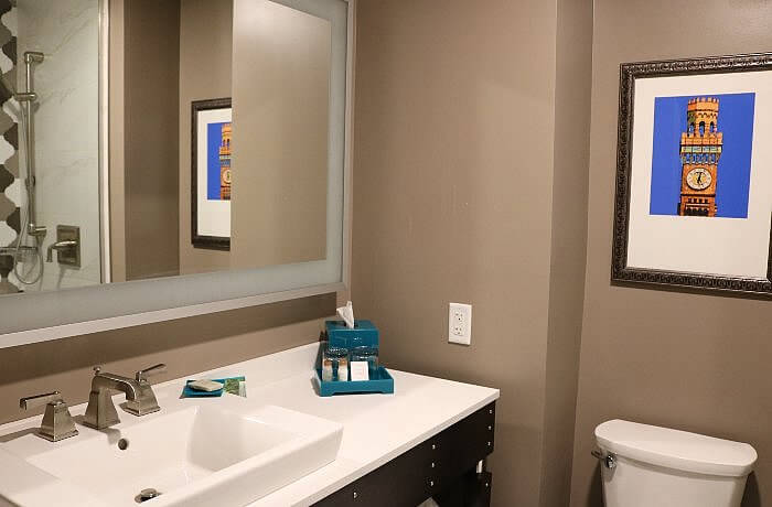 Hotel Indigo room bathroom with a splash of color