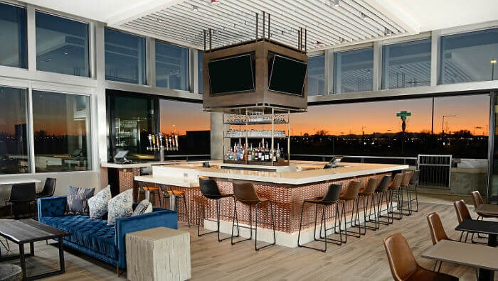 Lobby bar-restaurant Photo: Hyatt Place Pena Station Denver Airport