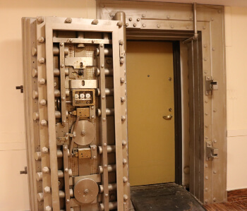 Bank vault door Holiday Inn Express Baltimore Downtown