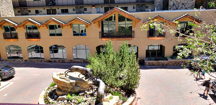 Circle driveway entrance to the Antlers at Vail includes a sculpture and limited parking to check in and unload.