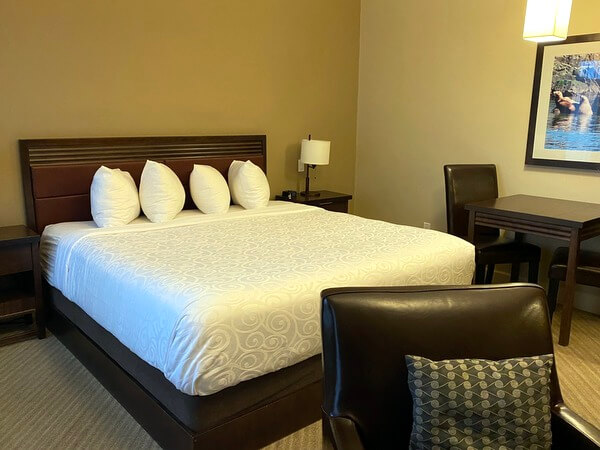 Guest room, Old House Hotel & Spa, Courtenay BC Canada