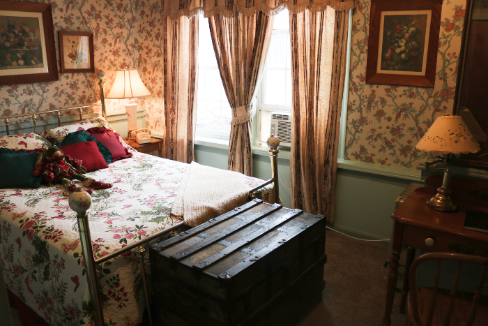 Guest room at Rider's Inn