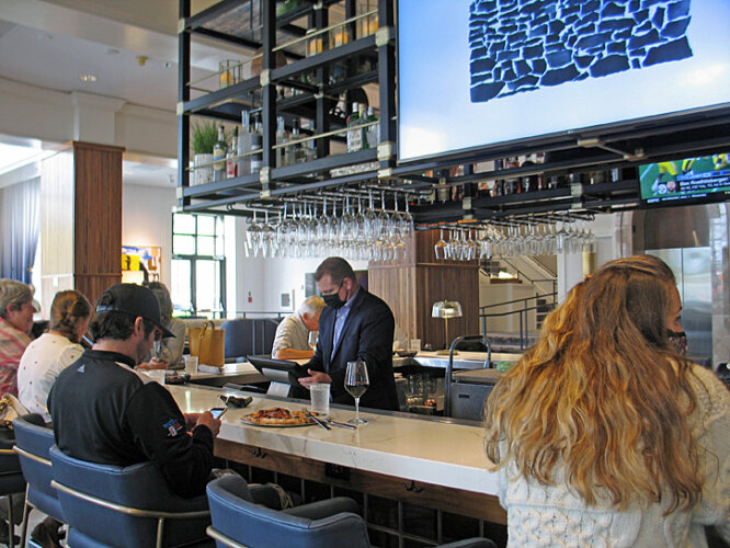 Lobby bar at Saint Kate (Photo by Susan McKee)