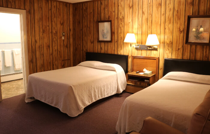 Knob Hill Motor Lodge Room