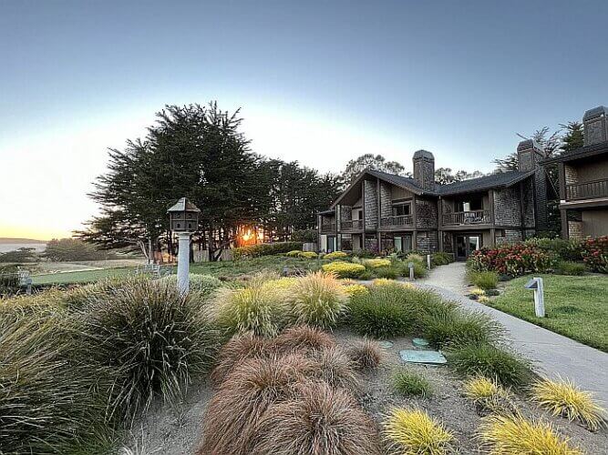 https://www.hotel-scoop.com/wp-content/uploads/2022/05/The-Lodge-at-Bodega-Bay-sunset-Rebmann-667x500.jpg