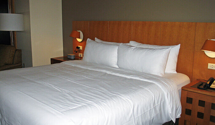 Guestroom, Cedarbrook Lodge, Seattle, Washington