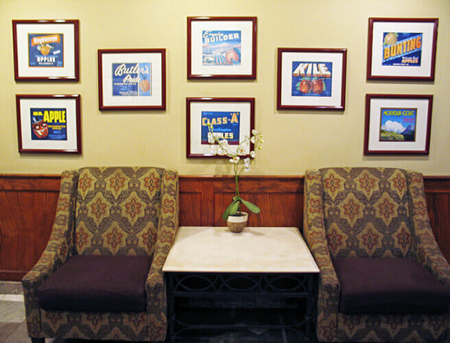 Apple box labels in lobby of Oxford Suites Yakima (Photo by Susan McKee)