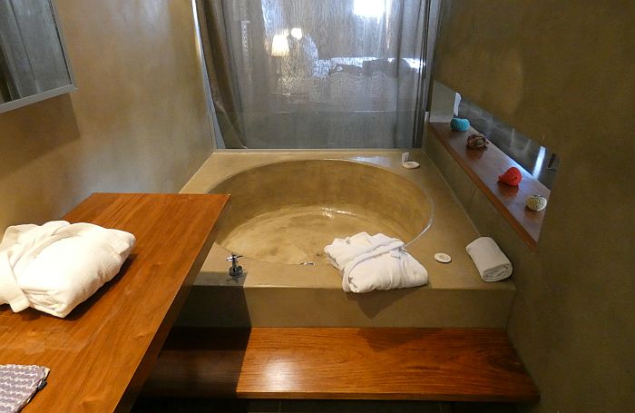 El Calafate hotel room bathtub