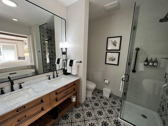 The Lodge at Healdsburg guestroom bathroom 