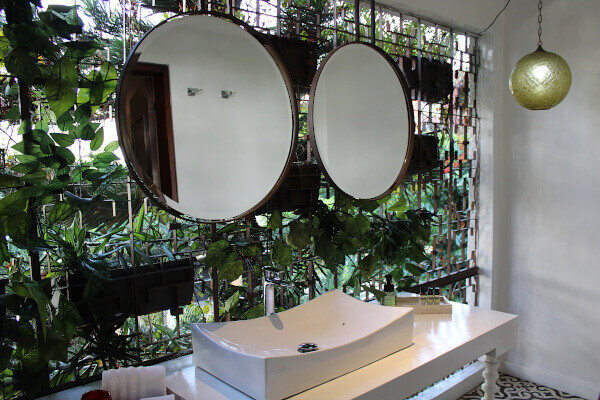 LeClerc Hotel outdoor bathroom