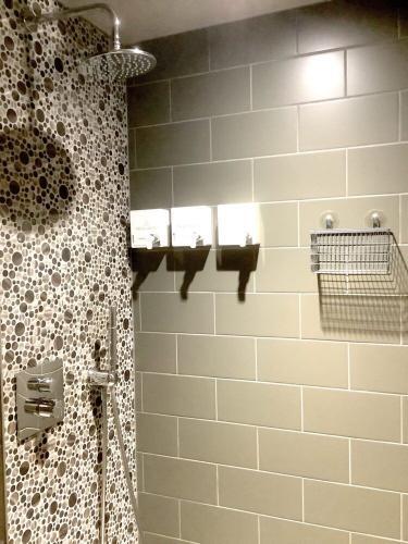 A shower in The Hotel Roosevelt