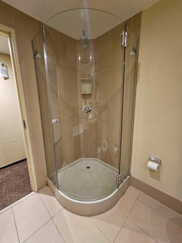 Modular see-through shower stall 