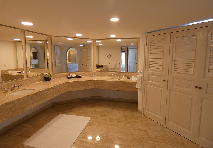 Coral Beach Cancun suite bathroom