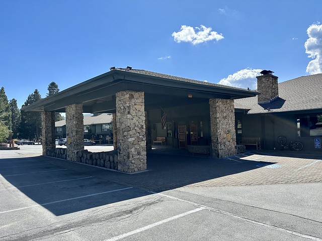 Best Western Tree House porte-cochère with 4 rock pillars. The hotel lobby is attached to entrance stucture. 