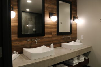 Vandivort Hotel bathroom