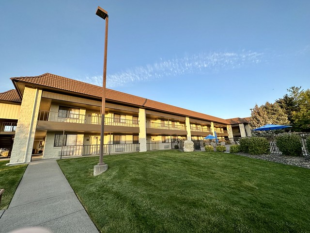 Green lawn and 2-story Best Western Foothills Inn hotel rooms. 