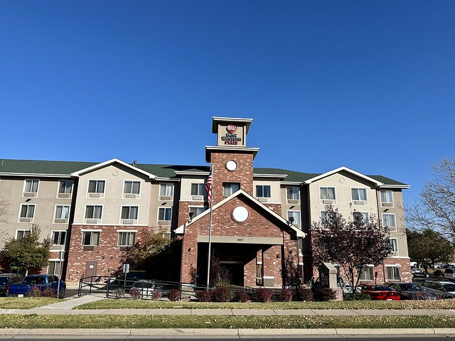 Exterior view of 4-story, Best Western Gateway Inn & Suites. The front porte-cochere is a brick structure for vehicle passage by the front door hotel entrance. The Best Western Plus logo sign is on top of the hotel. 