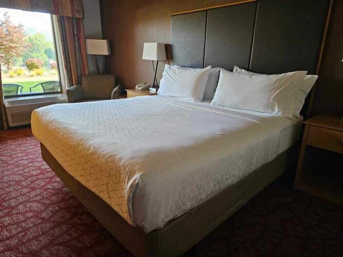 Queen bed at Holiday Inn Express Roseburg