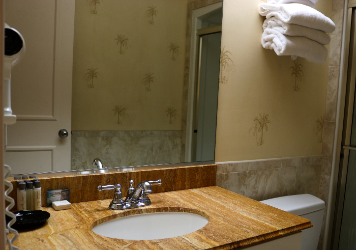 Boca Grande Hotel bathroom