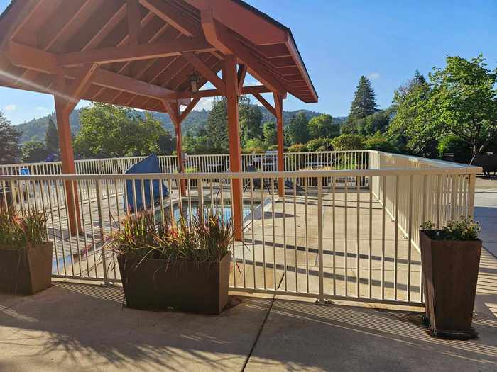 Outdoor jacuzzi at Holiday Inn Express Roseburg