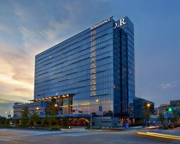 The glass tower of the Renaissance Dallas at dusk