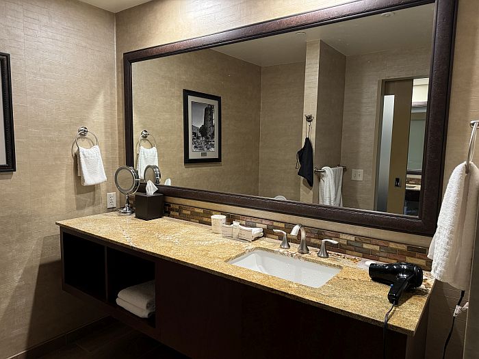 Squire Resort at the Grand Canyon Premium Room bathroom